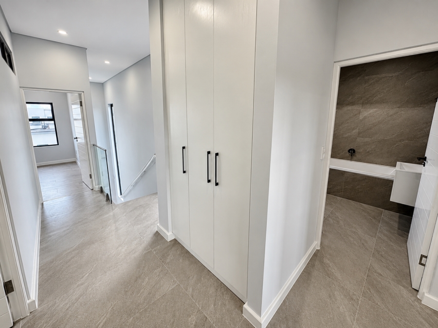 5 Bedroom Property for Sale in Sandown Western Cape